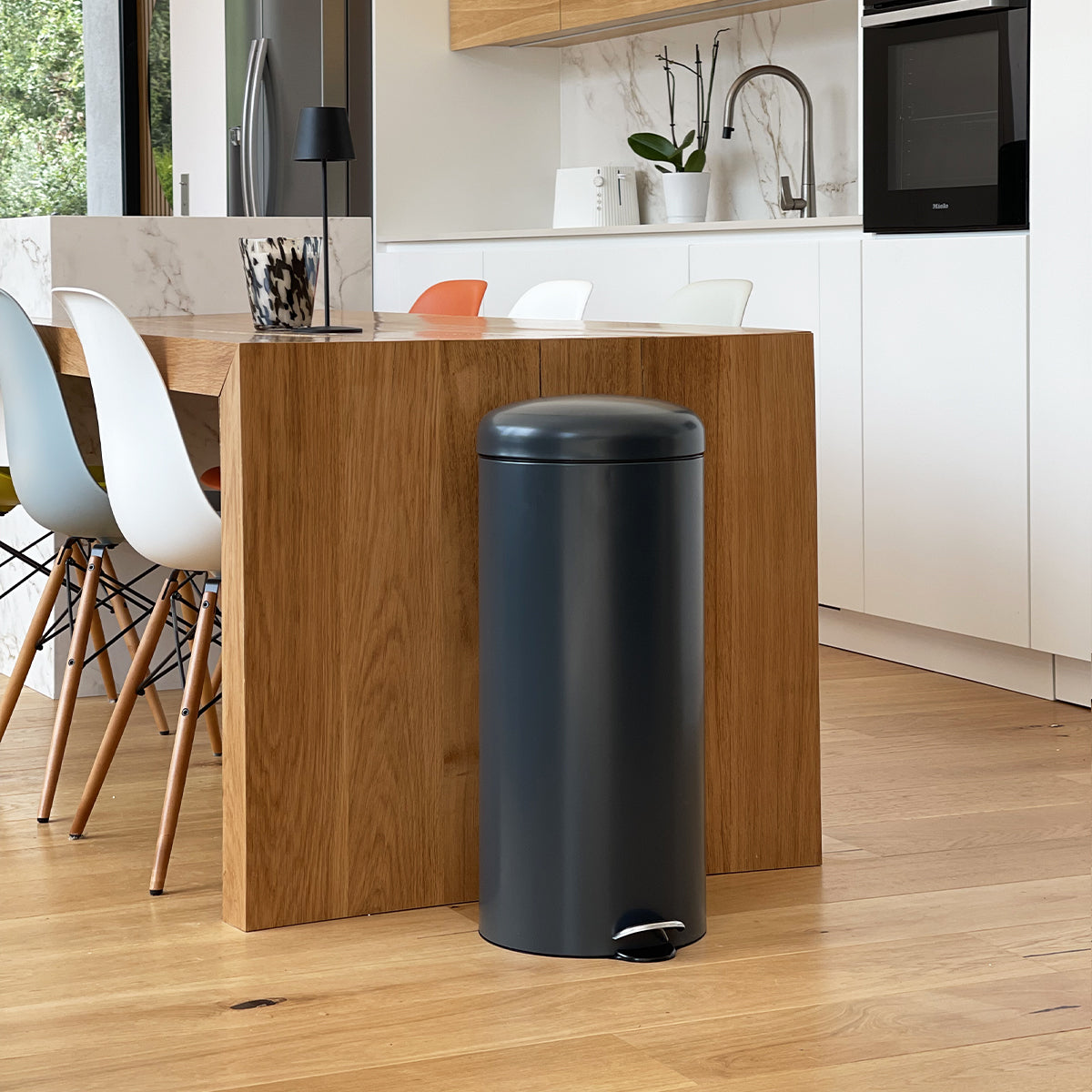 Einfacher schicker zylindrischer Küchen-Treteimer 30L URBAN Mattgrau in Edelstahl mit Eimer –